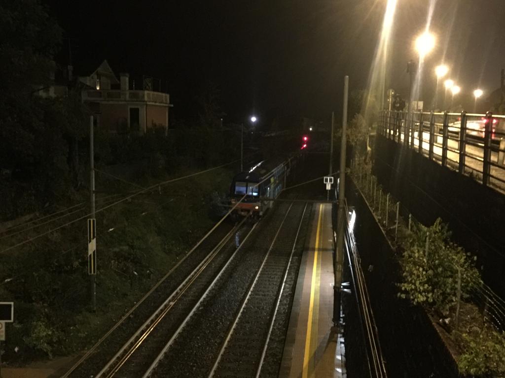 Motrice prende fuoco a Bogliasco, treni in tilt sulla tratta Genova-La Spezia