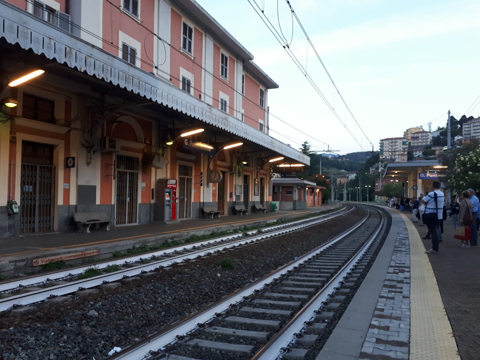 Maltempo, RFI al lavoro per sgomberare i binari dai detriti: ecco la situazione dei treni