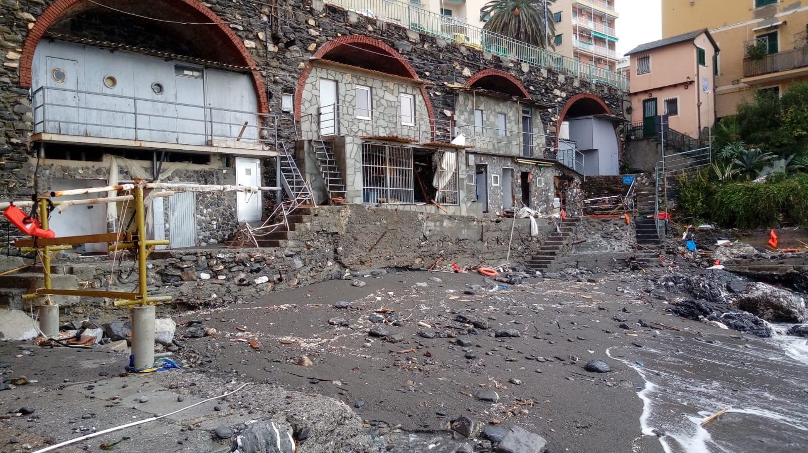 A Genova Sturla i locali devastati dalle onde: 