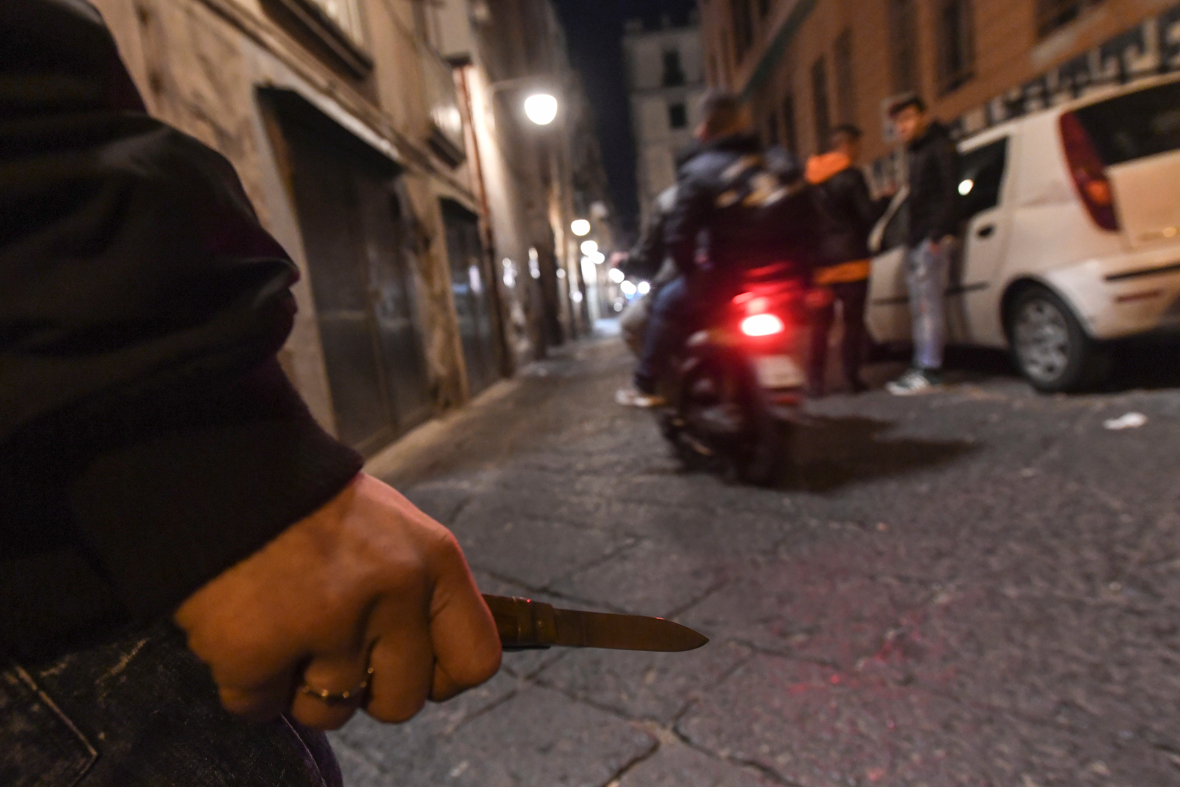 Giallo a Genova, uomo accoltellato in via Romairone