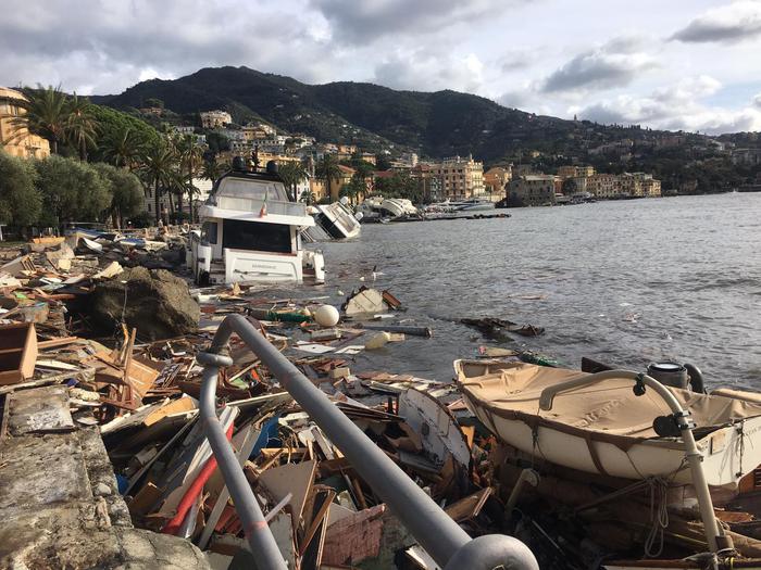 Portofino isolata: bimbo cuoce castagne per gente borgo  