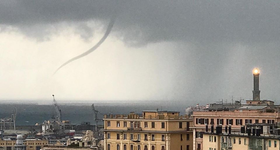 Allerta Meteo, tromba marina di fronte a Genova