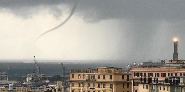 Tromba marina, frane e alberi abbattuti: in Liguria è ancora allerta gialla