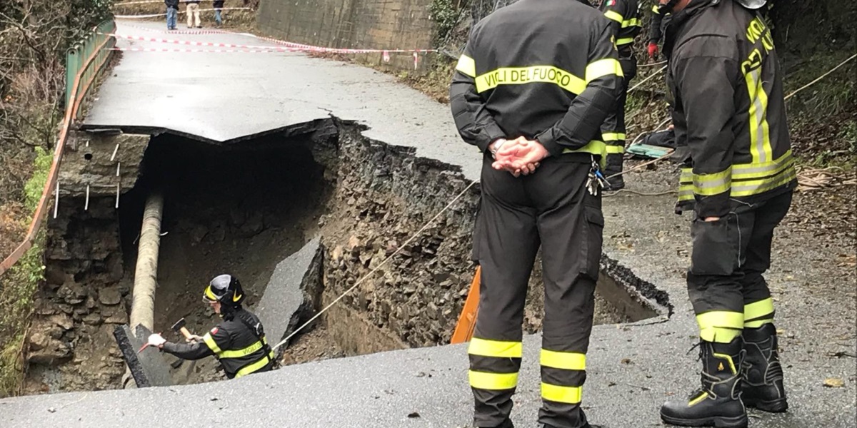 Pioggia torrenziale, frane e alberi abbattuti: abitazioni isolate a San Carlo di Cese 