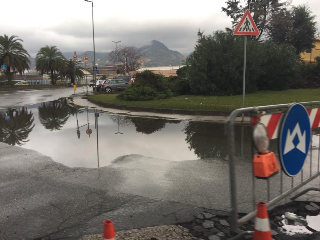 Genova, rotonda dell'aeroporto allagata: disagi 