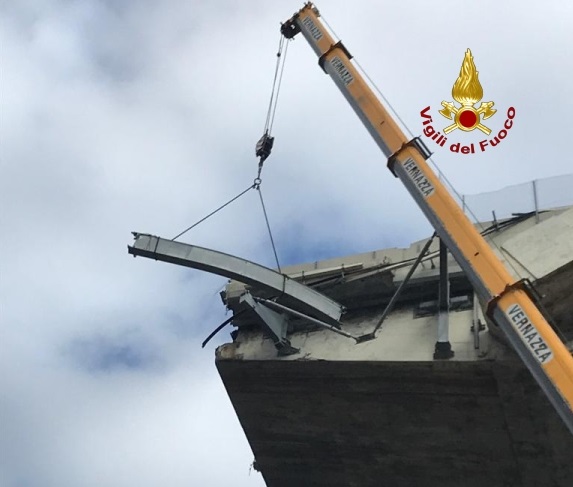 Trave traballante sul moncone di ponte Morandi, l'intervento dei pompieri 