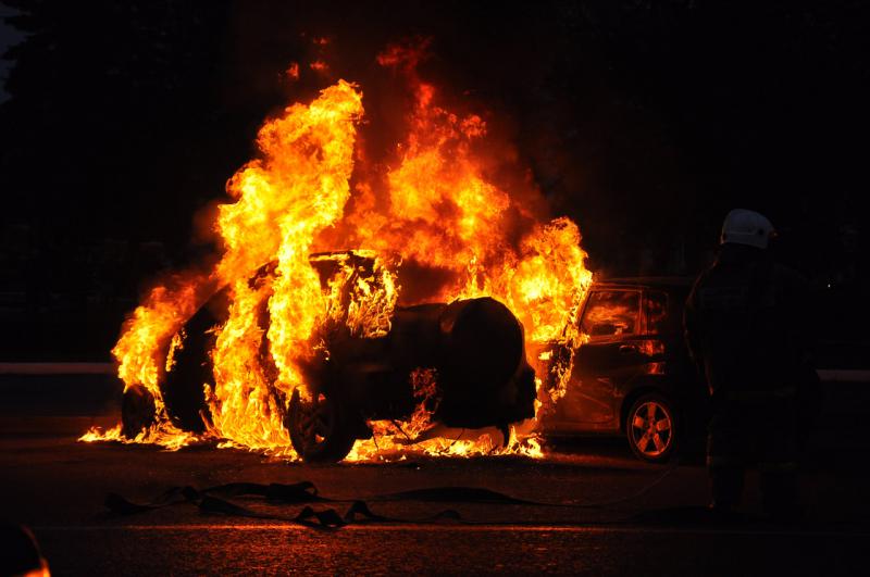 Auto in fiamme a Sampierdarena, concreta l'ipotesi di un rogo doloso