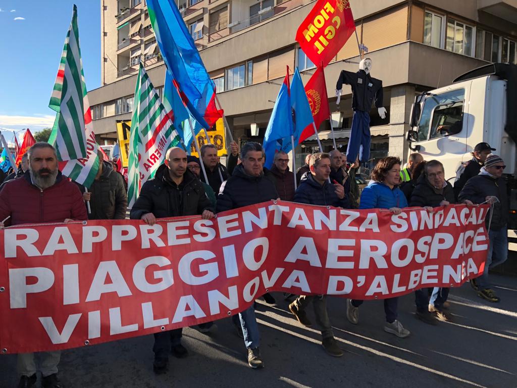 Crisi Piaggio Aero, sciopero e corteo: dipendenti e sindacati in piazza a Savona