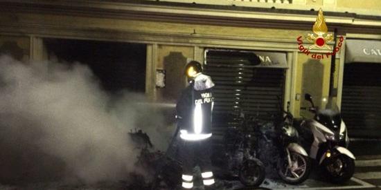 Incendio di scooter a Genova Albaro, in fiamme 20 motorini: evacuato un palazzo