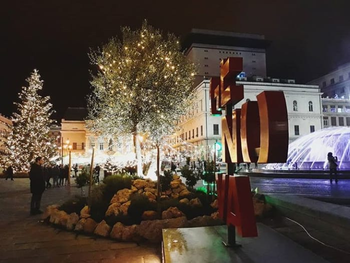 Arriva l'albero di Natale in Piazza De Ferrari, ma è attesa per il suo 