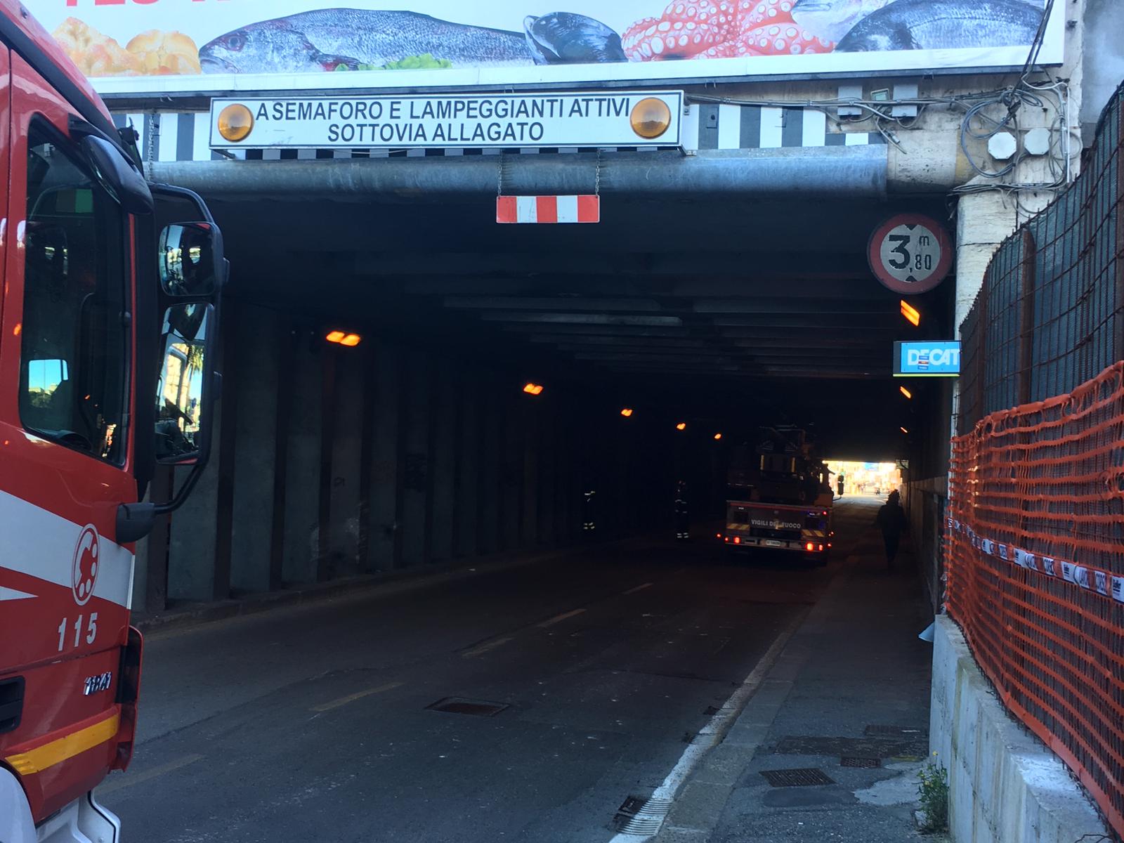 Camion si incastra nel sottopasso di via Canevari: danni