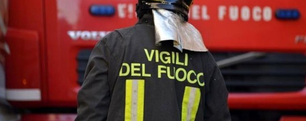 Incendio nella notte a Marassi, evacuato un appartamento. Bruciano cassonetti a Multedo