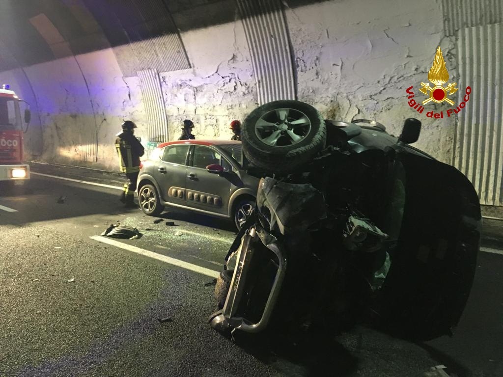 A10, scontro tra auto a Pegli: una si cappotta 