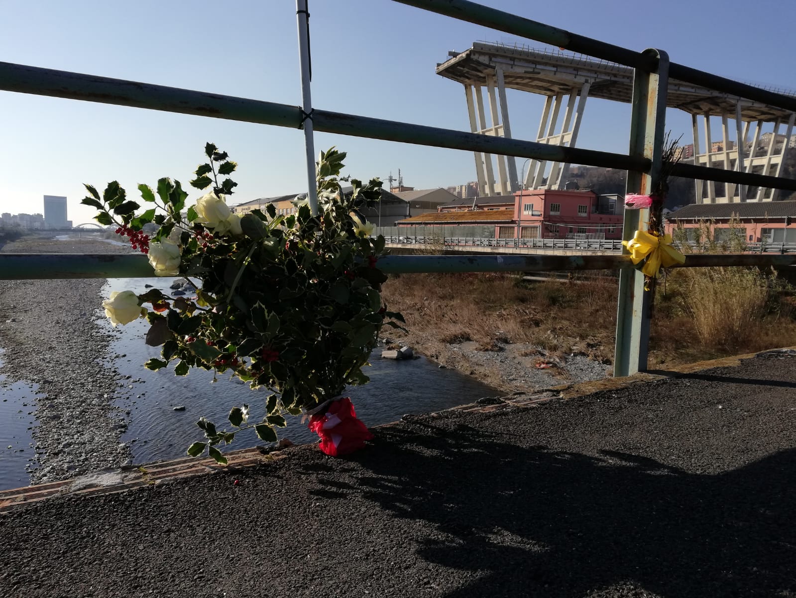 Bouquet di rose e 43 rintocchi di campane, la cerimonia a quattro mesi dal crollo 