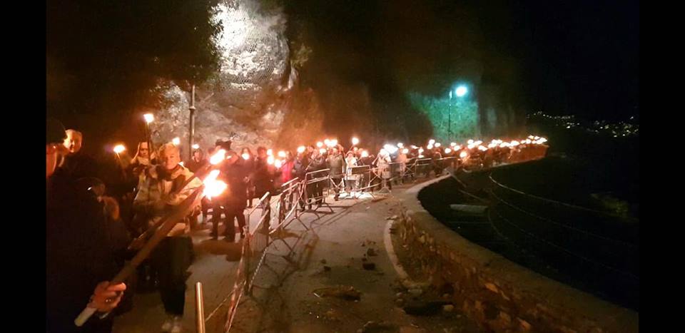 Oltre duecento persone alla fiaccolata di Natale, che ha unito Santa Margherita, Paraggi e Portofino