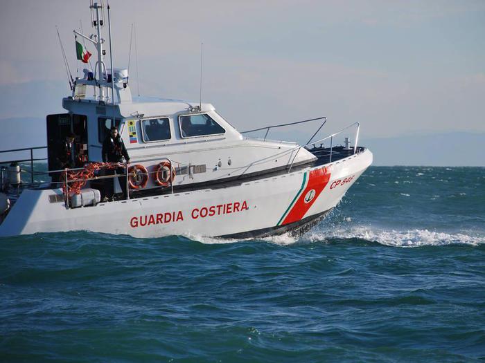 Vento forte, barca affonda a Boccadasse: 5 persone salvate