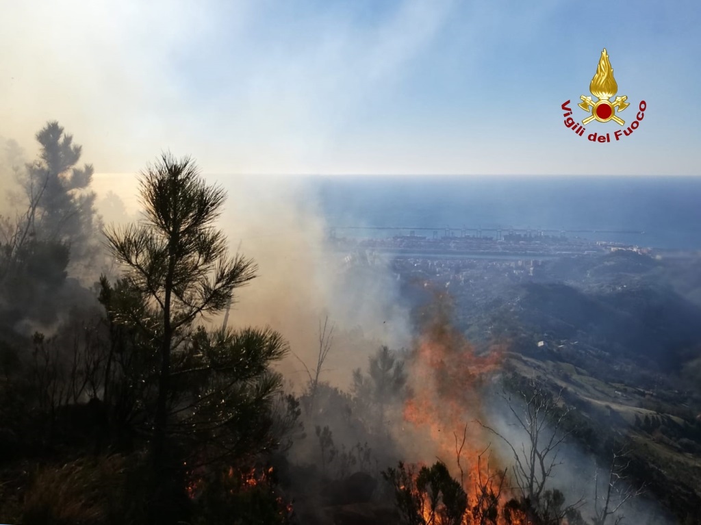  Incendio nei boschi dietro Prà, fiamme alimentate dal vento