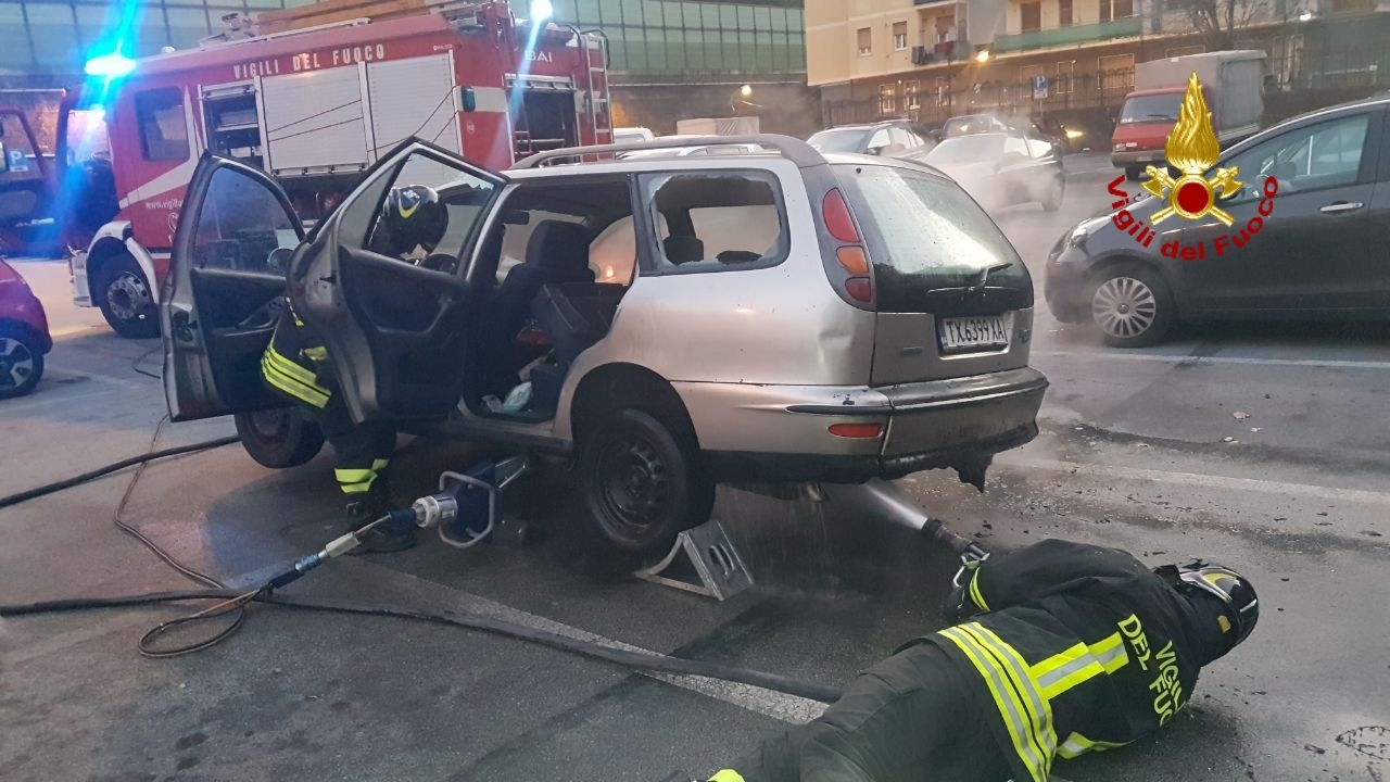 Genova Bolzaneto, incendio sterpaglie brucia un'auto a Gpl 