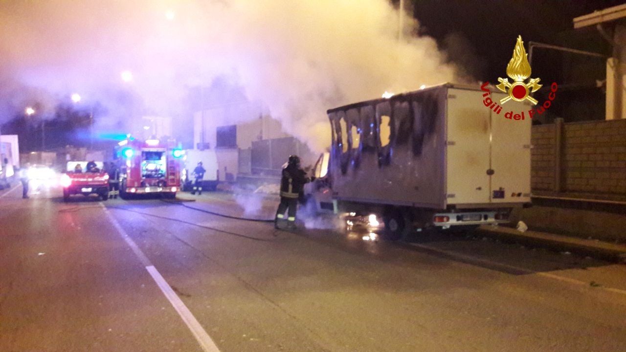 Genova, camion distrutto da un incendio nella notte