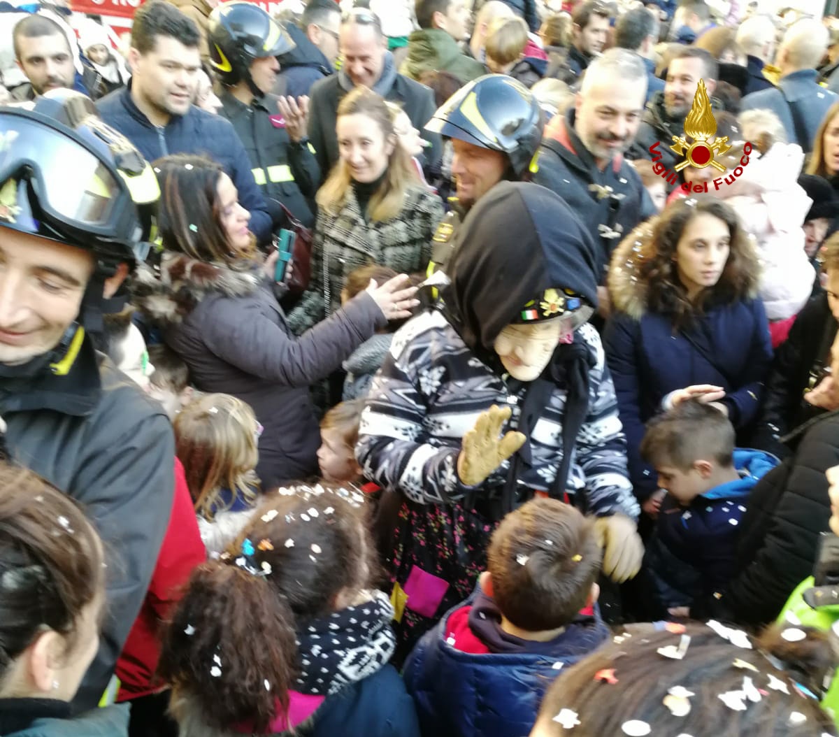 Grande entusiasmo in piazza Matteotti per la befana dei vigili del fuoco