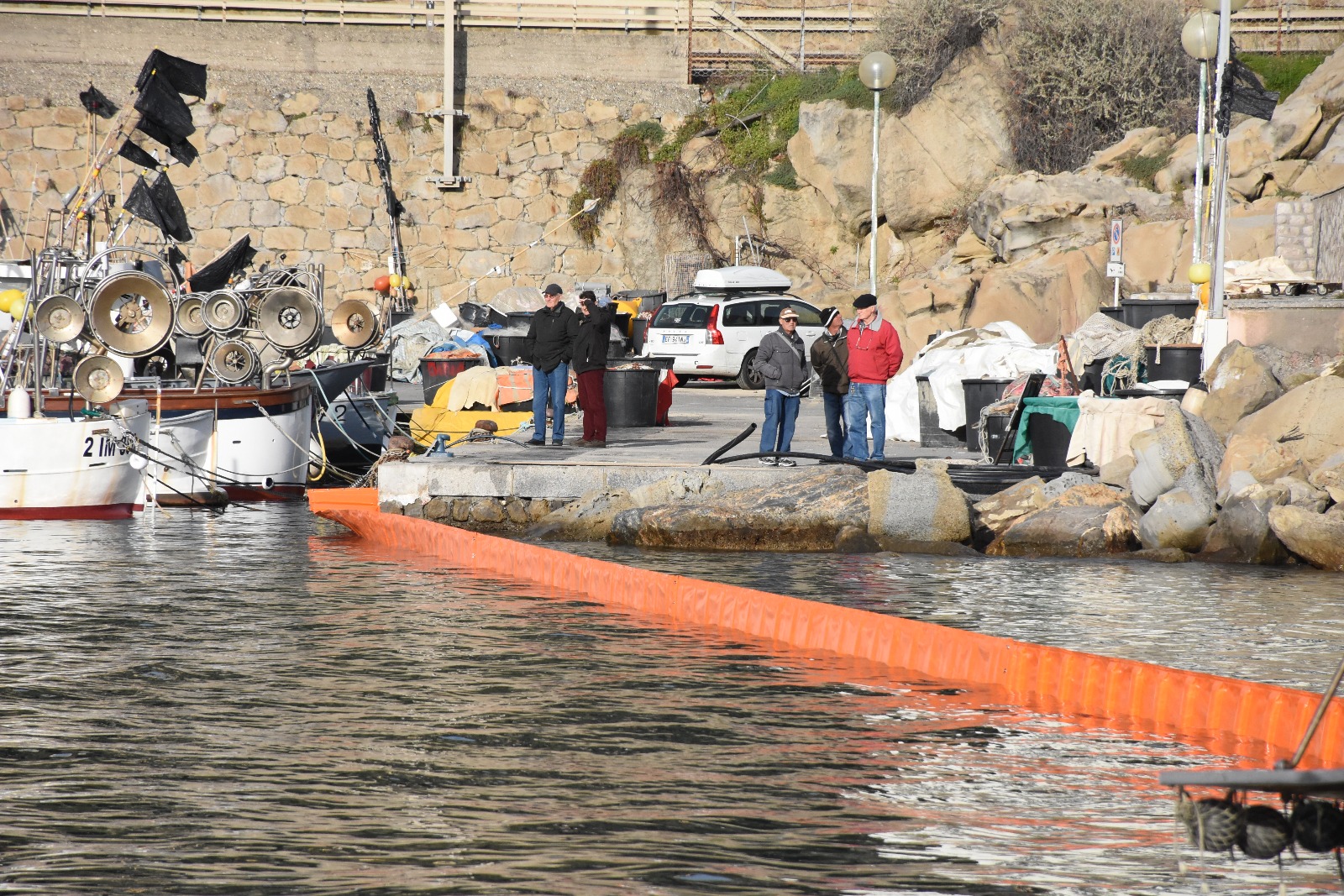 Peschereccio affondato, rischio inquinamento: parzialmente riaperto il porto