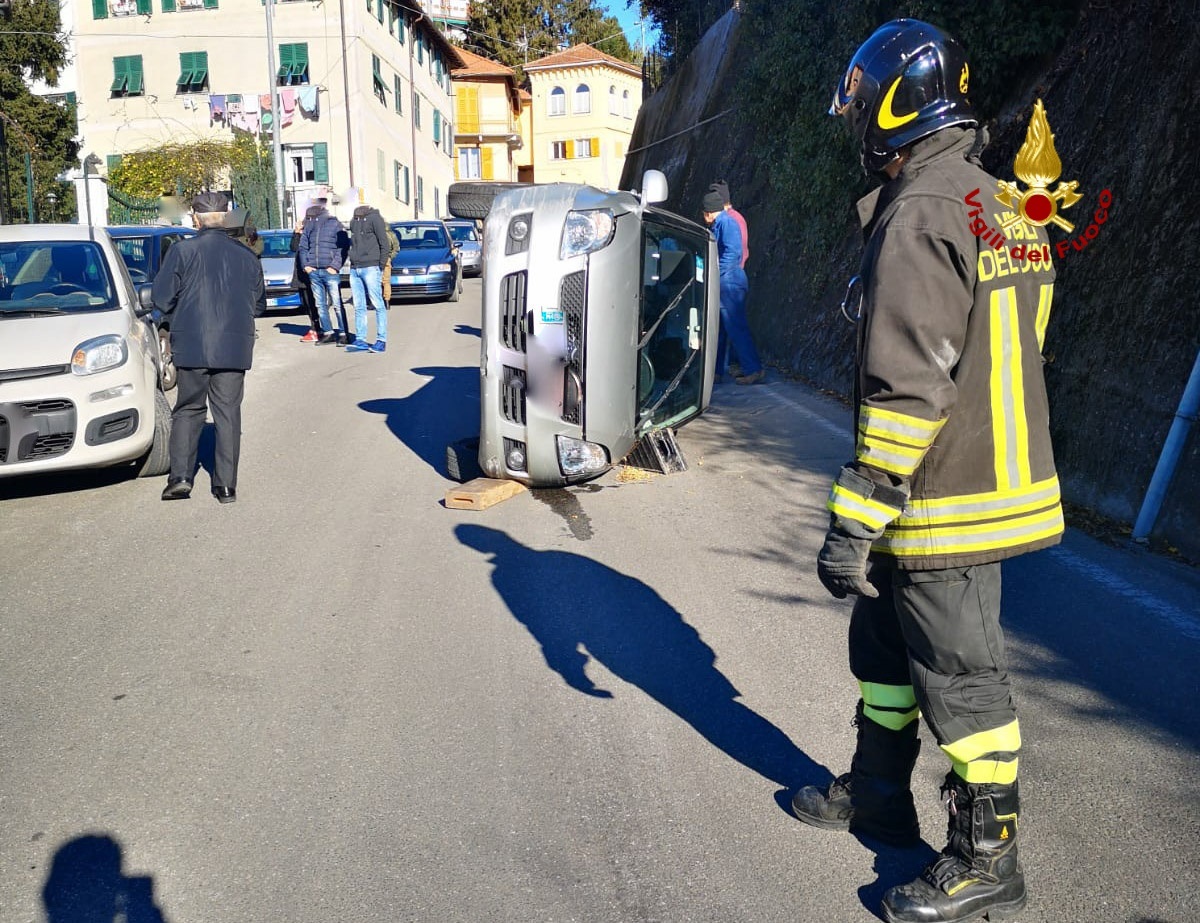 Perde il controllo dell'auto e si cappotta su un fianco