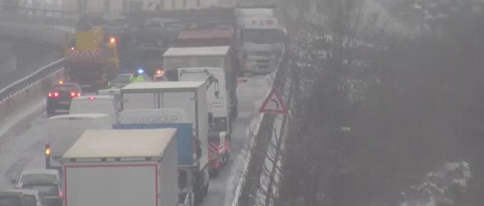 Camion di traverso sulla A26 per incidente: tratto chiuso e coda in entrambe le direzioni