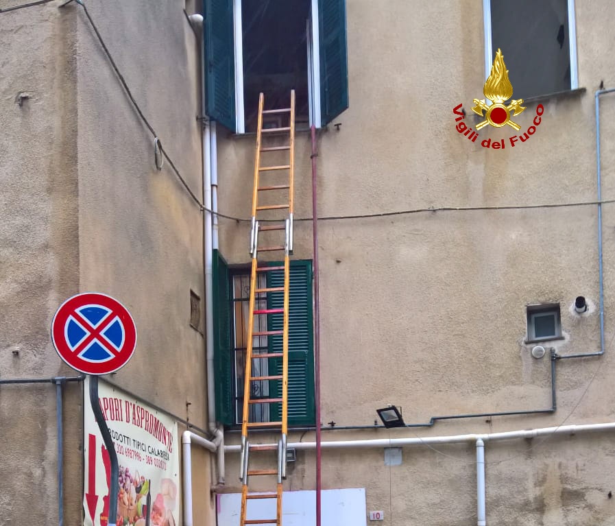 Vigili in azione a Sampierdarena, completamente distrutta una stanza in via Giovannetti