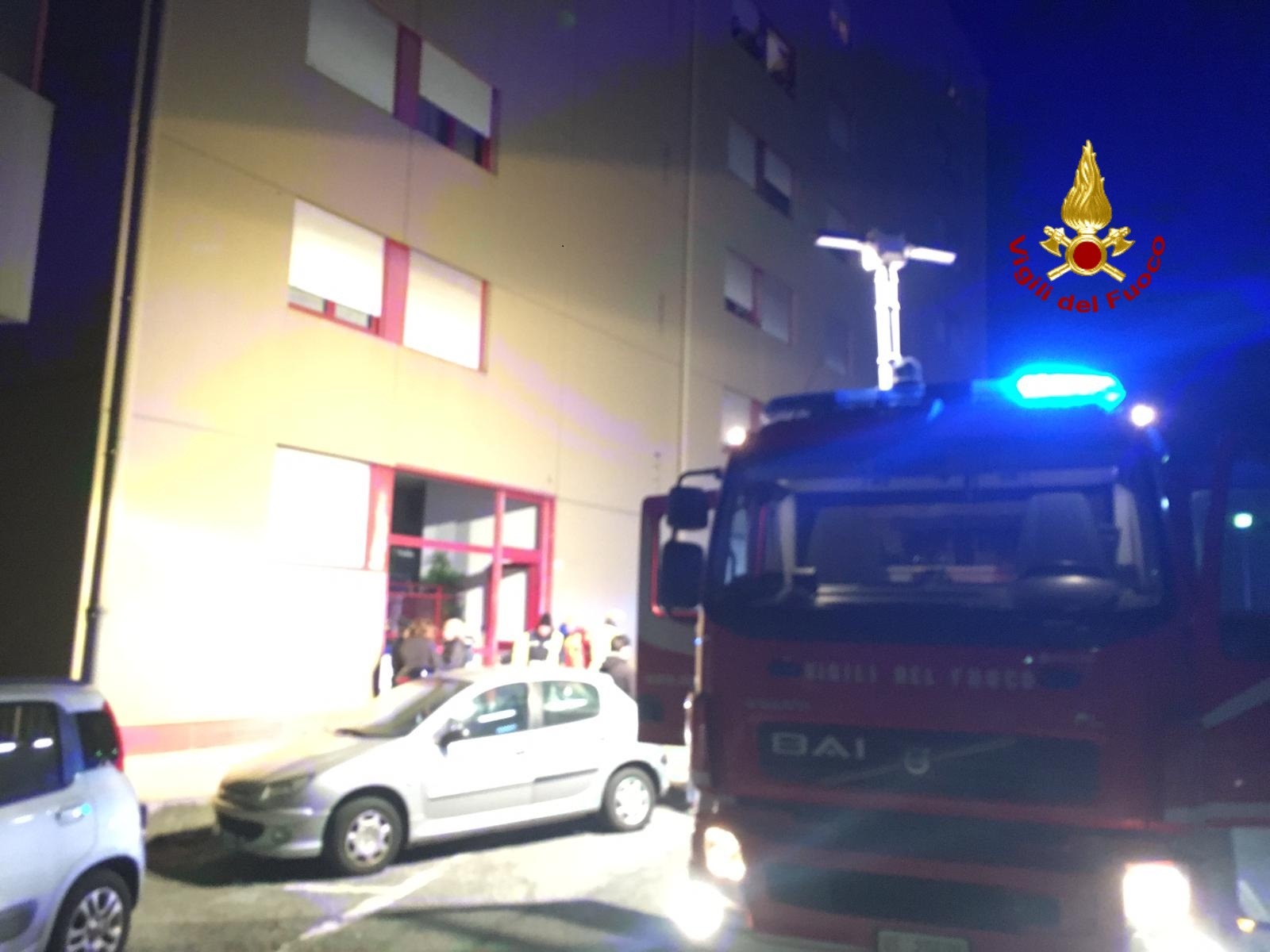 Genova, l'ascensore prende fuoco: inquilini intossicati  