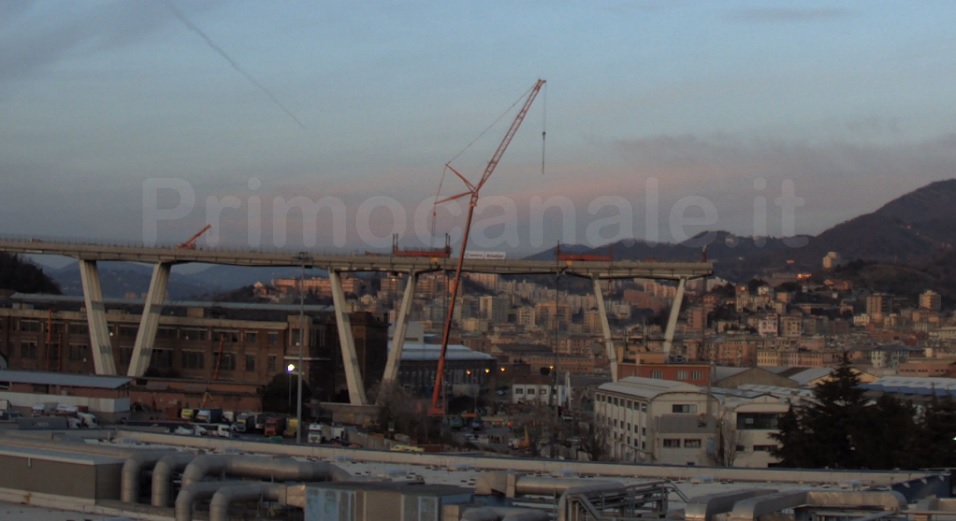 Ponte Morandi, 178 giorni dopo il crollo giù il primo pezzo. Primocanale in diretta