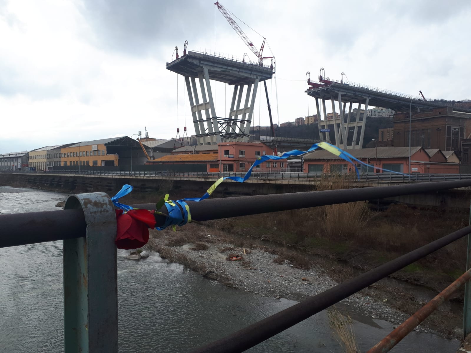 Lavori ponte Morandi, la trave si stacca dal moncone e inizia a scendere a terra