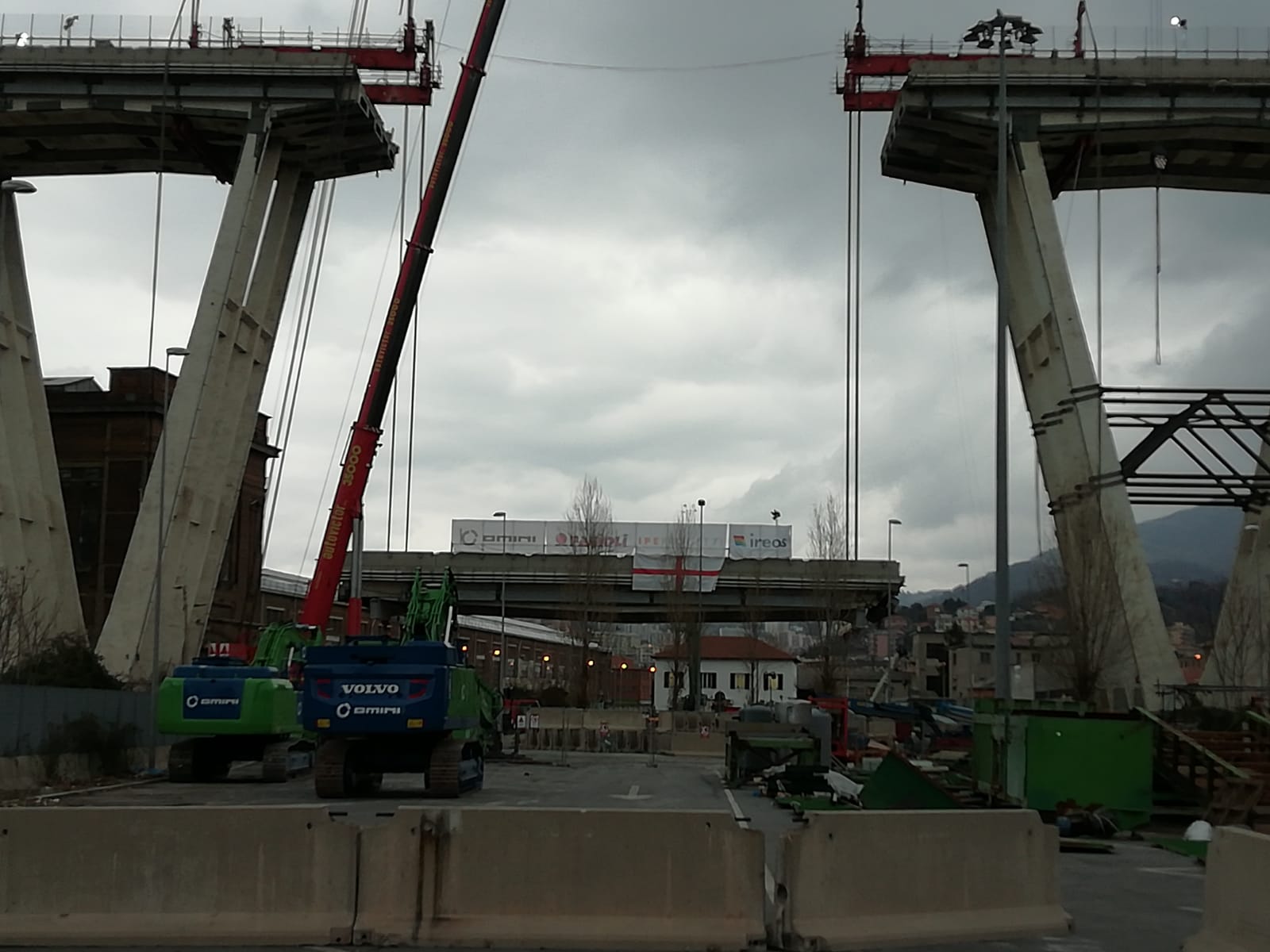 Lavori ponte Morandi, la trave scende verso il suolo