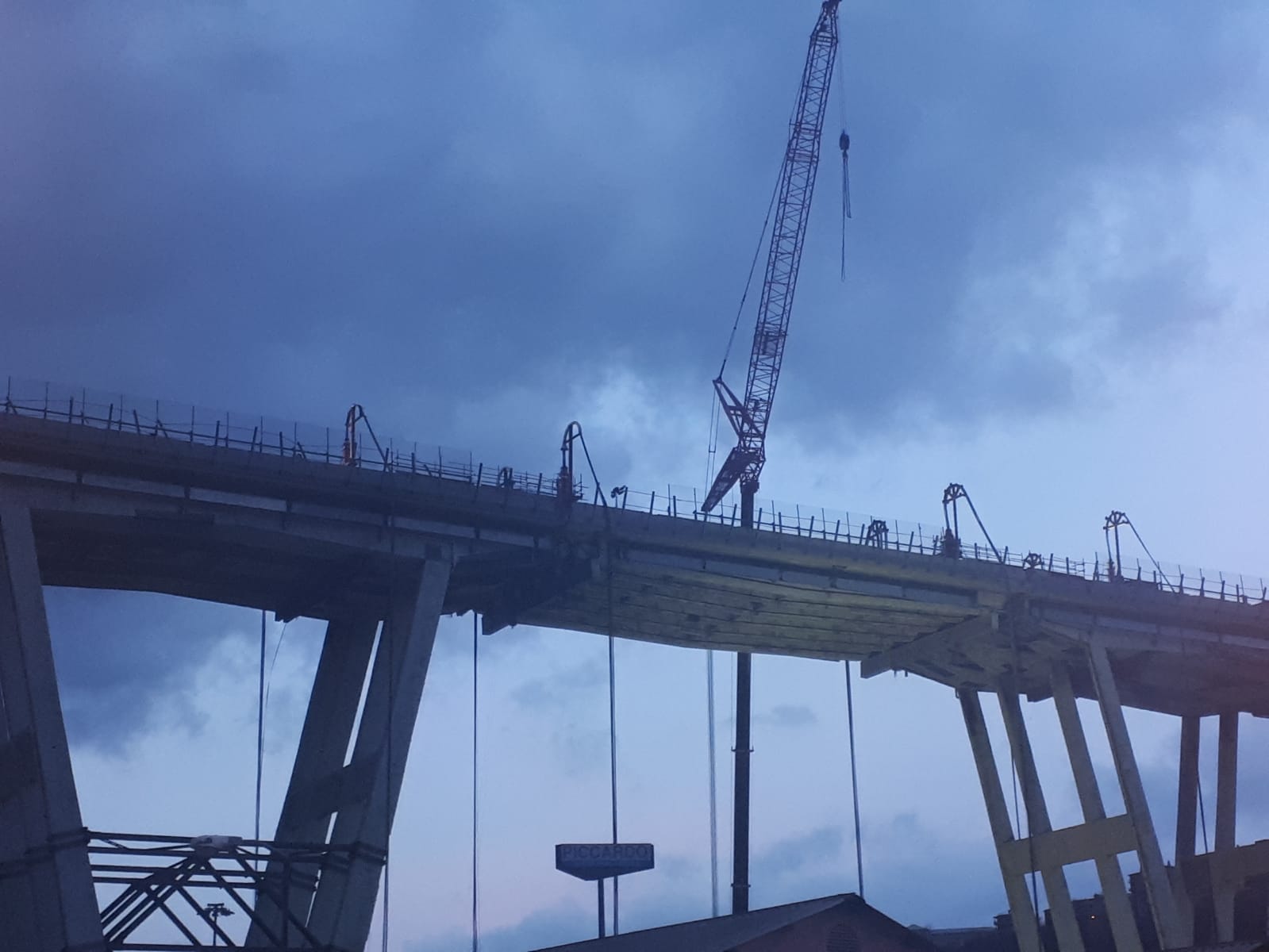 Demolizione ponte Morandi, il vento rallenta lo smontaggio della prima trave 