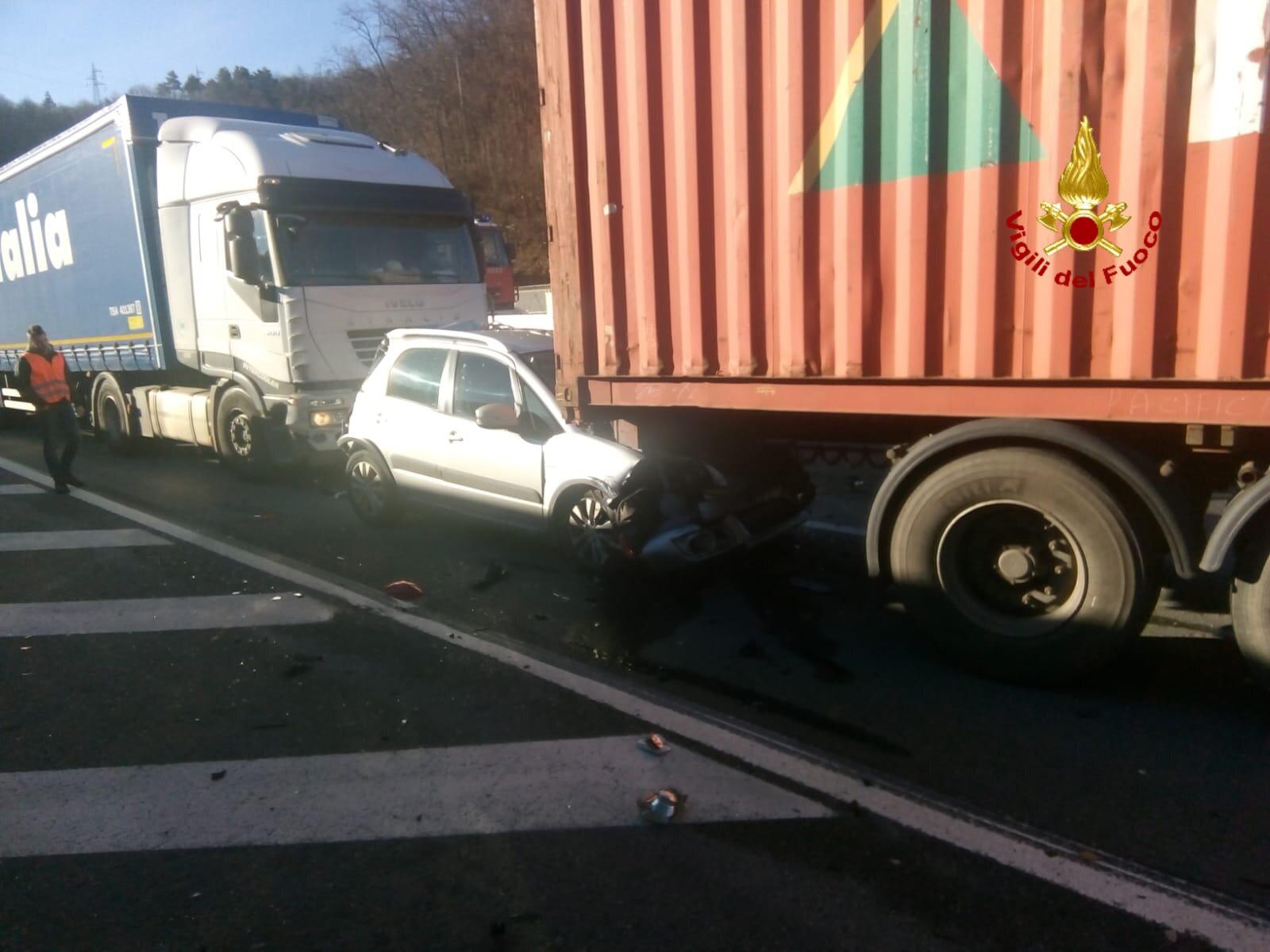 Incidente in A26, auto 'schiacciata' tra due camion