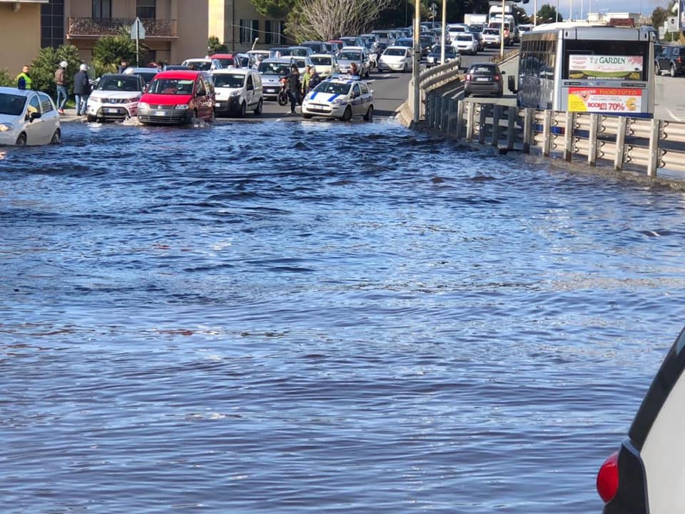 Genova, si rompe una tubatura dell'acqua: traffico in tilt in corso Europa