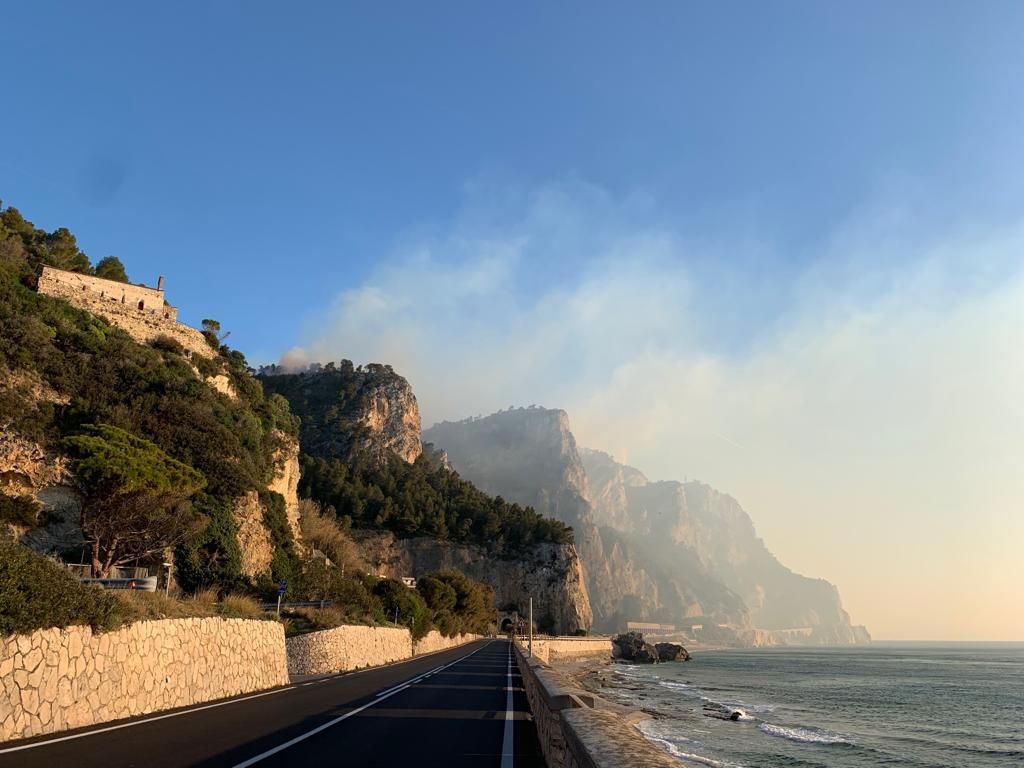 Incendio sulle alture del Malpasso, canad-air in azione