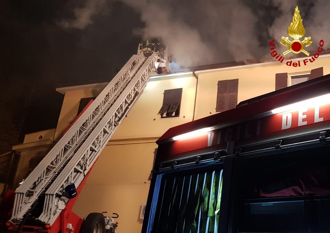 Paura a Madrignano, brucia il tetto di un'abitazione. Evacuata nella notte la palazzina