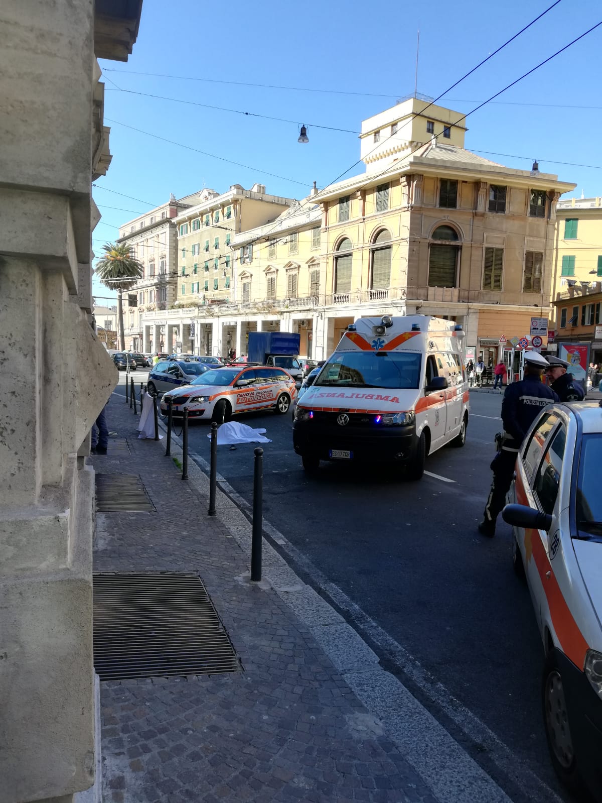 Vola dalla finestra: uomo perde la vita in via Cantore