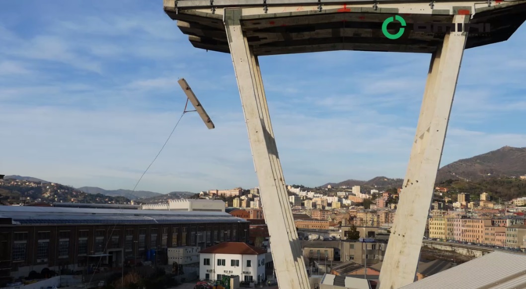 Ponte Morandi, cade un new jersey dal moncone...ma è una prova