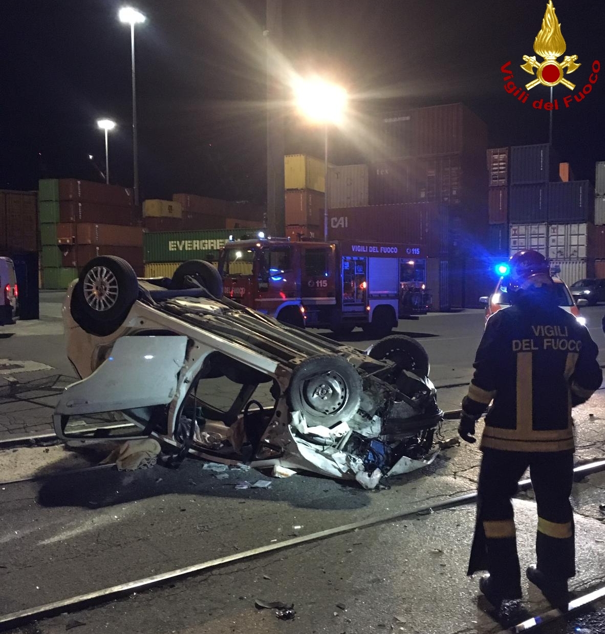 A tutta velocità contro i new jersey e l'auto si ribalta nel porto di La Spezia