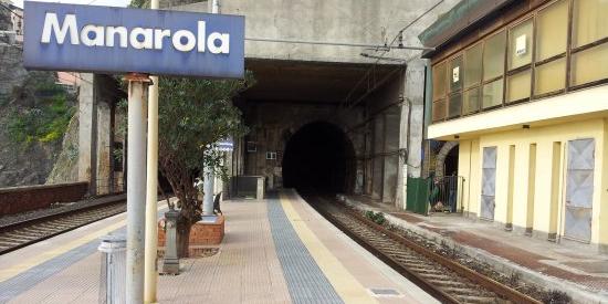 Travolta da un treno a Manarola mentre si scatta un selfie, è grave al San Martino