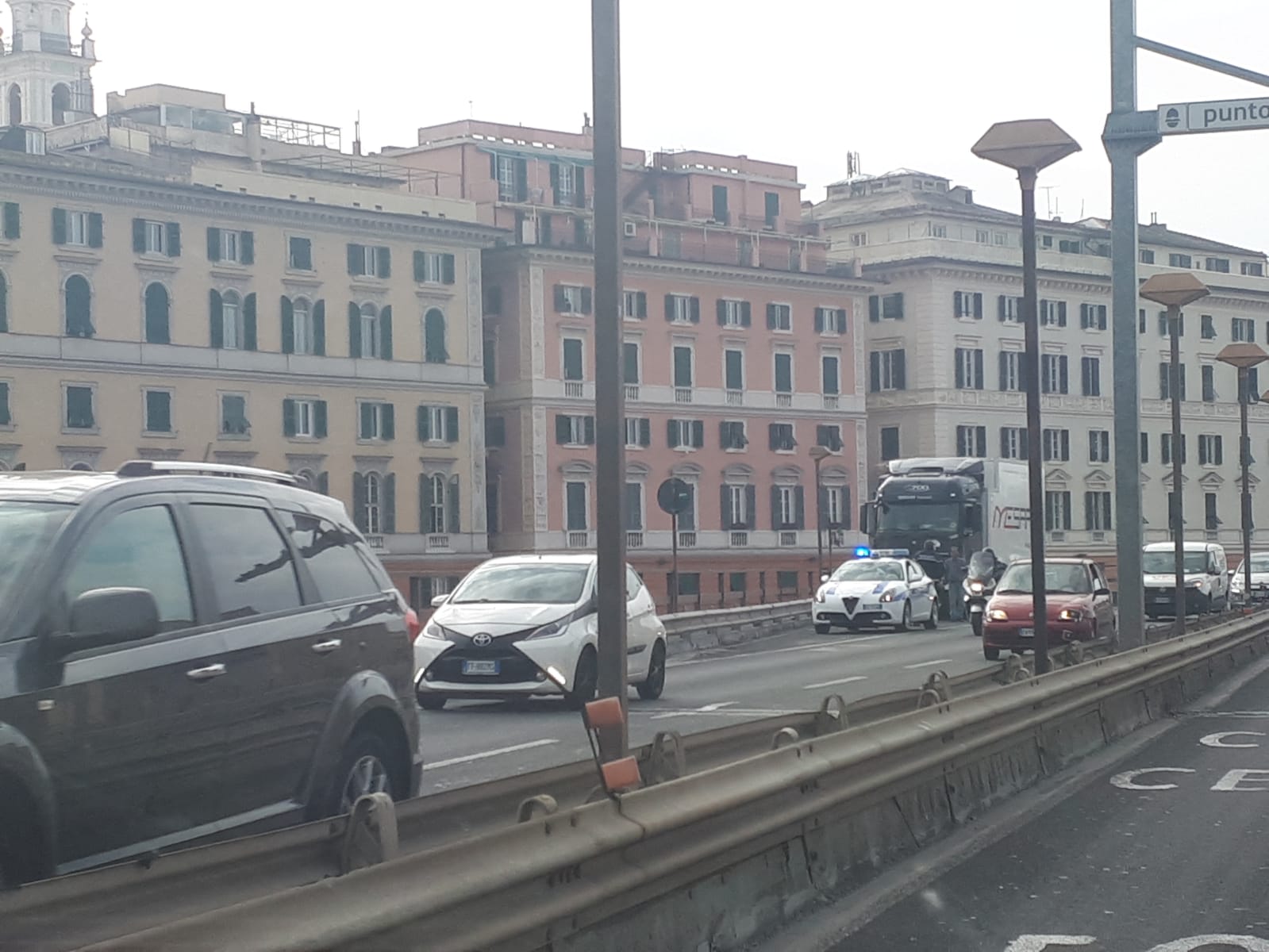 Tir in Sopraelevata a Genova, la polizia locale blocca l'autista