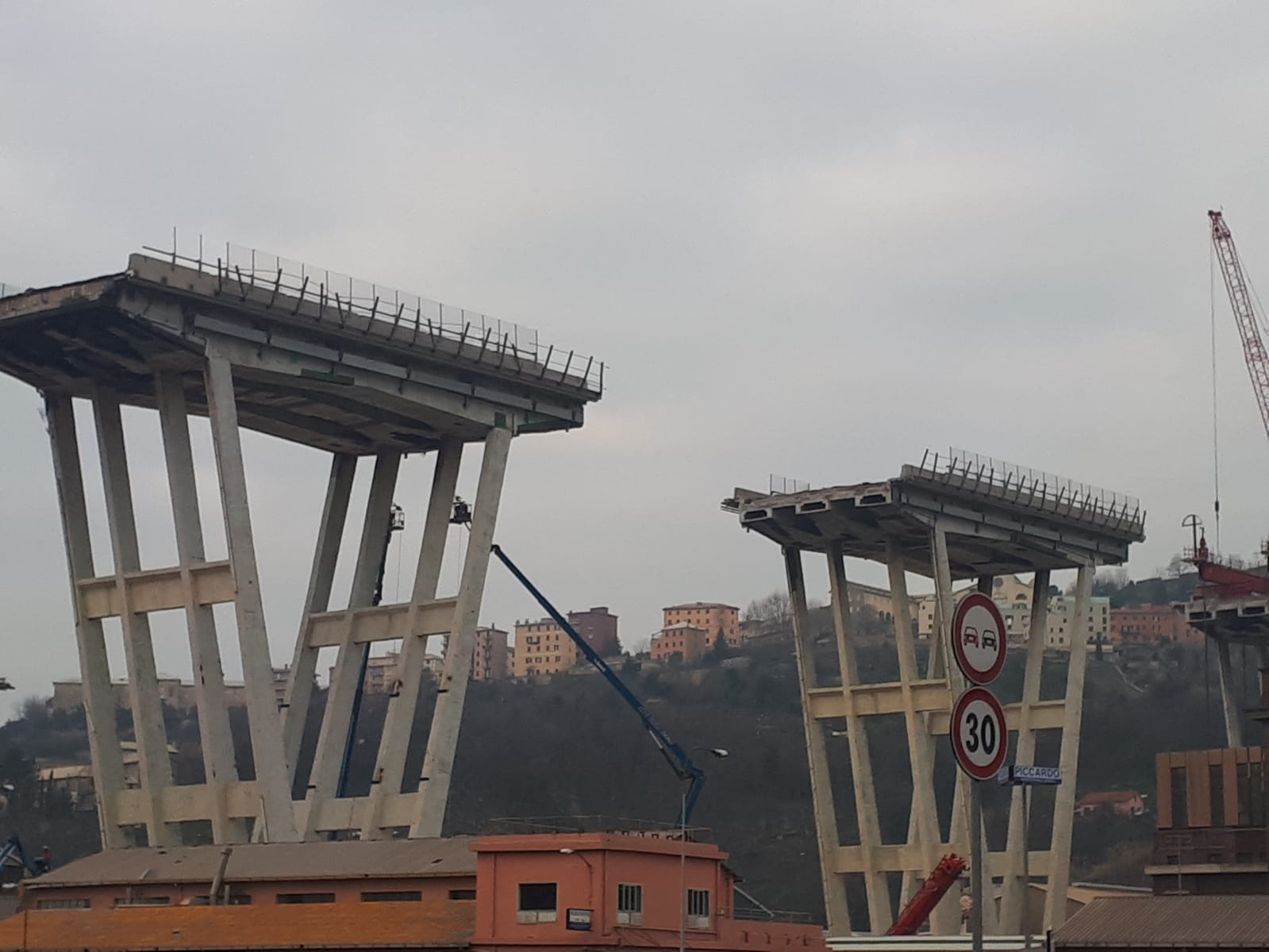 Ponte Morandi, lavori senza sosta nel cantiere: lunedì giù la terza trave