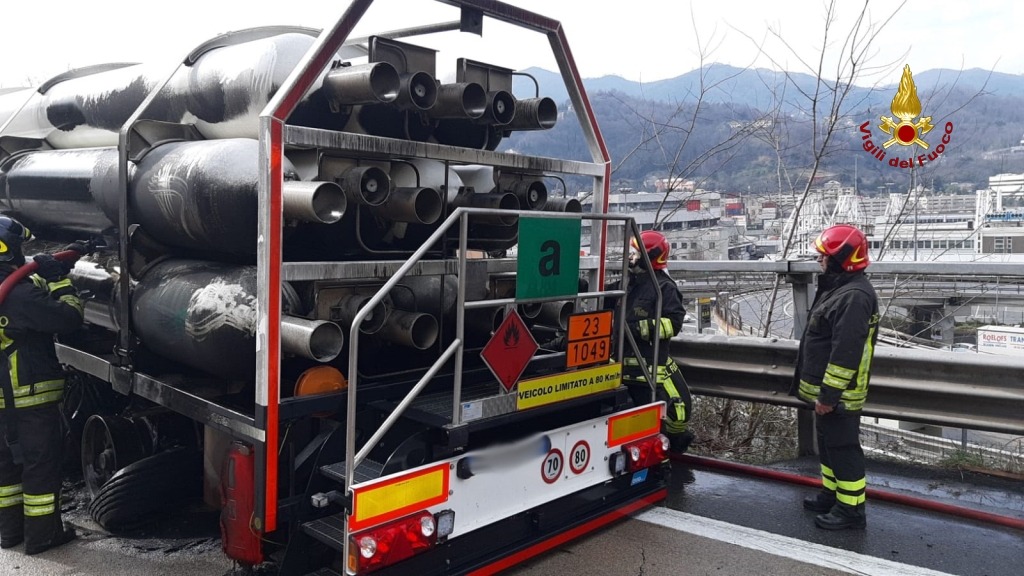 Mezzo in fiamme con a bordo bombole di idrogeno: A7 chiusa tra Bolzaneto e bivio A12