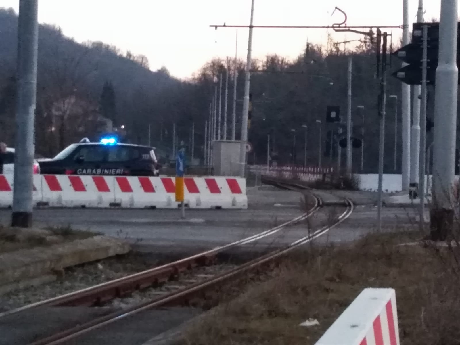 Incidente a Casella, auto si scontra contro il trenino 