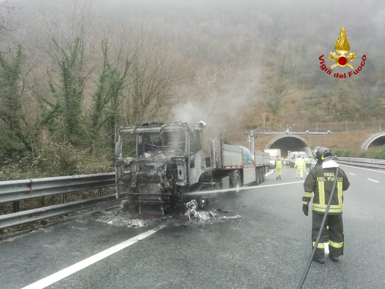 A26, incendio camion a Masone: mezzo distrutto dalle fiamme 