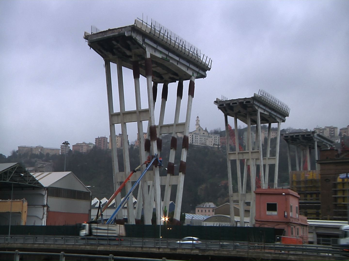 Ponte Morandi, verso il rinvio della demolizione della pila 8 con l'esplosivo