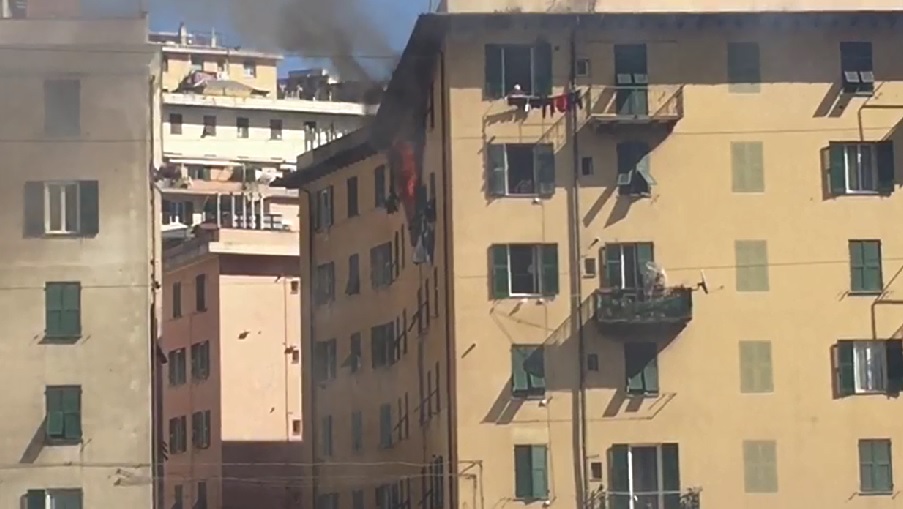 Incendio appartamento a Genova Marassi, fiamme alte  