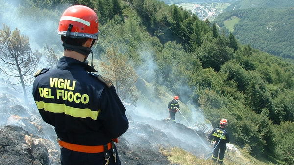 Incendio sulle alture di Voltri, vigili del fuoco in azione