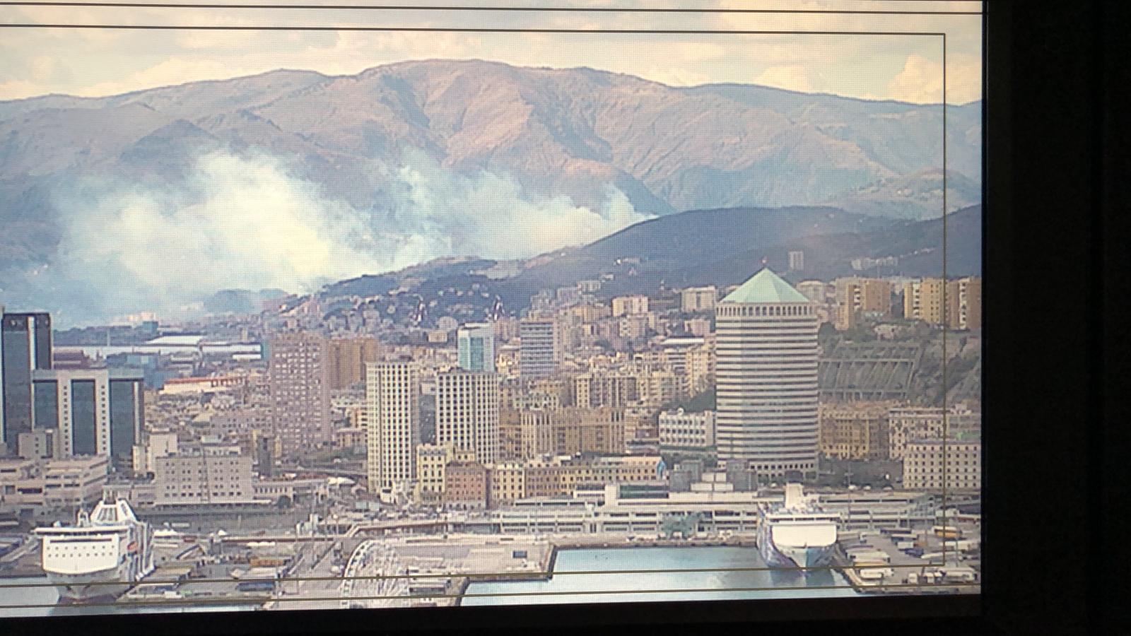 Incendio boschivo a Mele, vigili del fuoco al lavoro